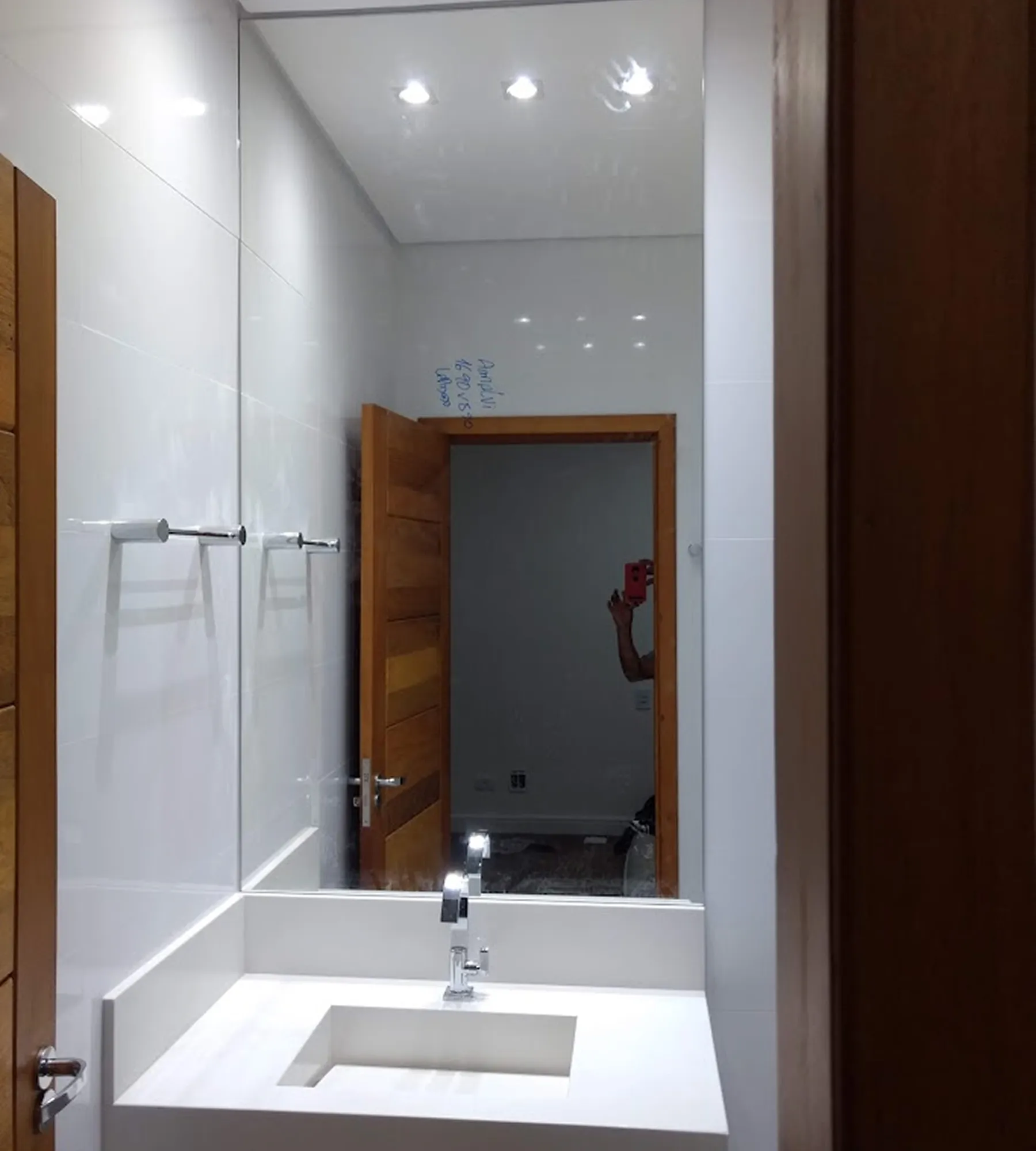 Espelho decorativo instalado em ambiente interno